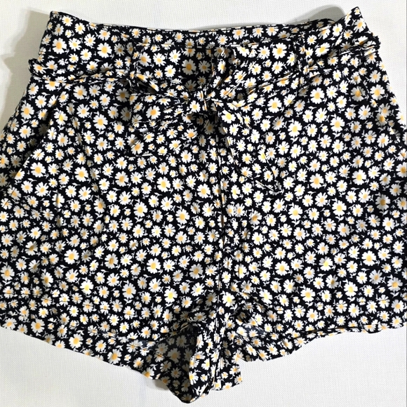 Divided Pants - H&M DIVIDED Daisy Print Shorts w/ Tie Belt. Size 6.